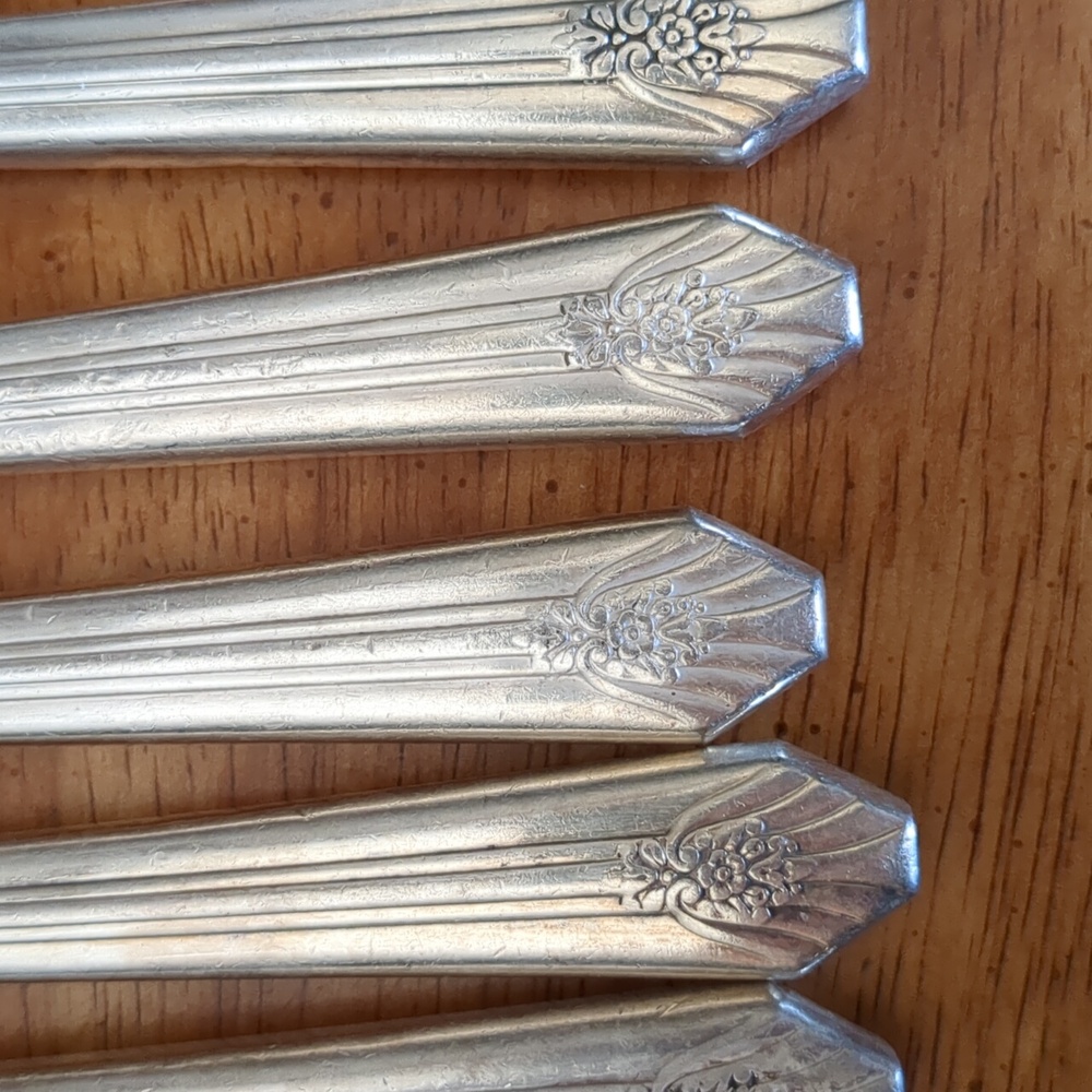 Set of 7 Vintage Butter Knives - Picture 9 of 11